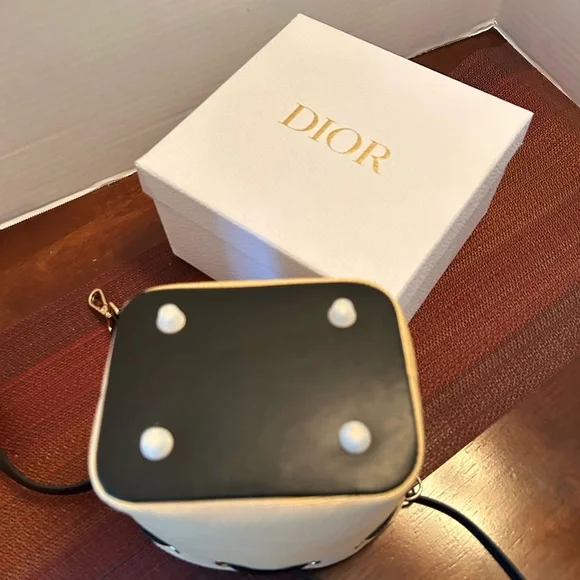 New Christian Dior Beauty Mini Bucket Bag - Picture 11 of 14